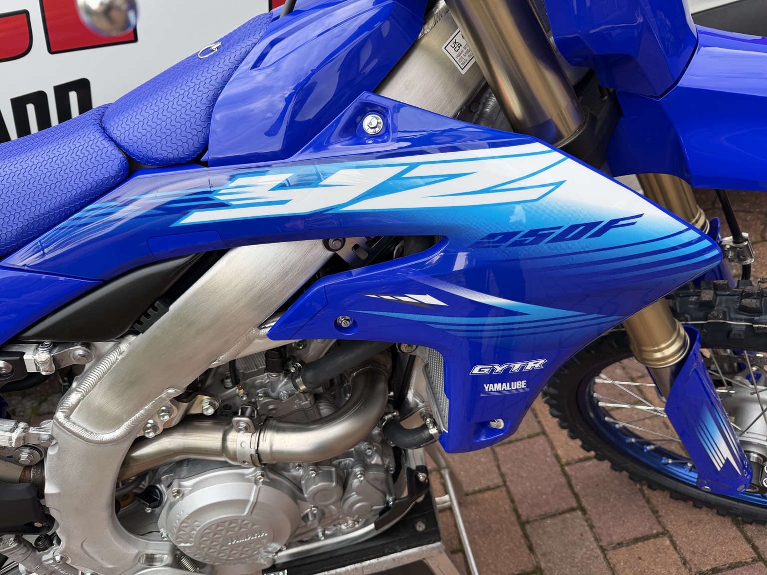 Detailaufnahme eines Yamaha Motocross-Motorrads