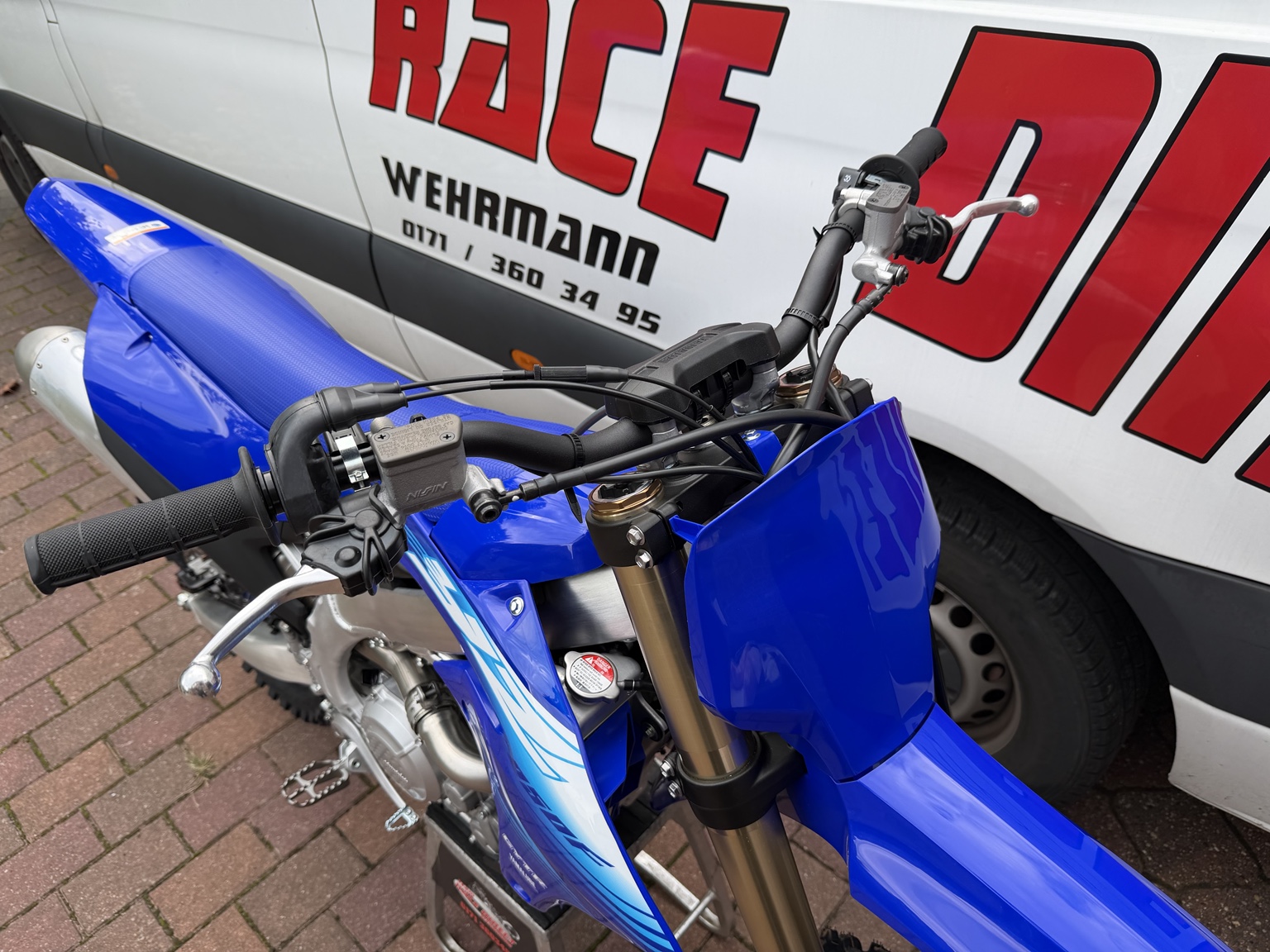 Lenker und Front eines Yamaha Motocross-Motorrads