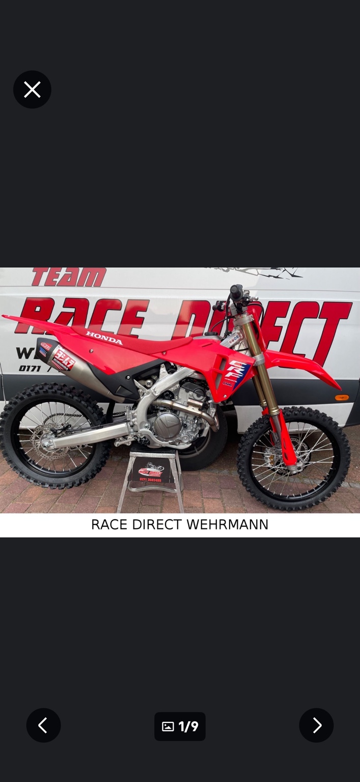 Honda CRF 450 R Modell 2026 mit optionaler Yoshimura-Komplettanlage vor dem Race-Direct-Fahrzeug
